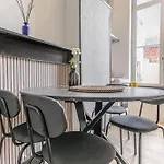 3 Stylish At A Great Location In דירה גנט