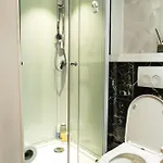 3 Stylish At A Great Location In גנט