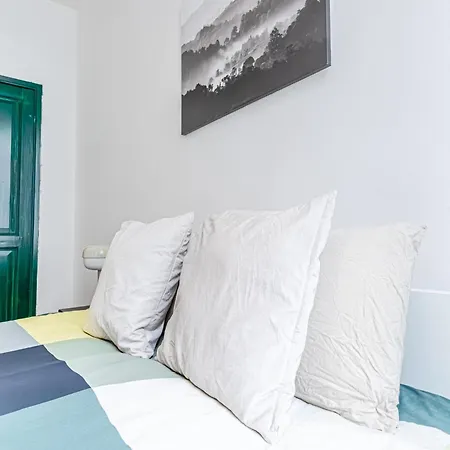 3 Stylish At A Great Location In * Ghent