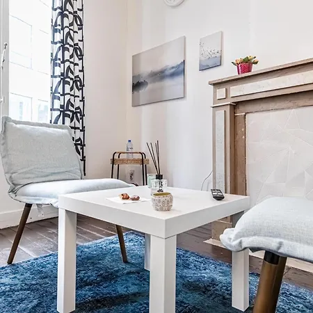 Apartment 3 Stylish At A Great Location In *